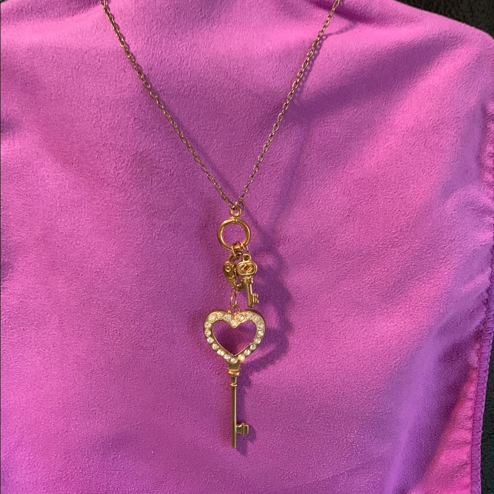 Elegant Gold Heart Key Pendant Necklace - Picture 2 of 4